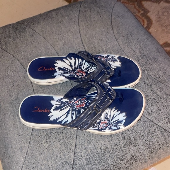Clark’s sandals size 8M. Pretty good used condition. The bottoms look almost new - Picture 2 of 3